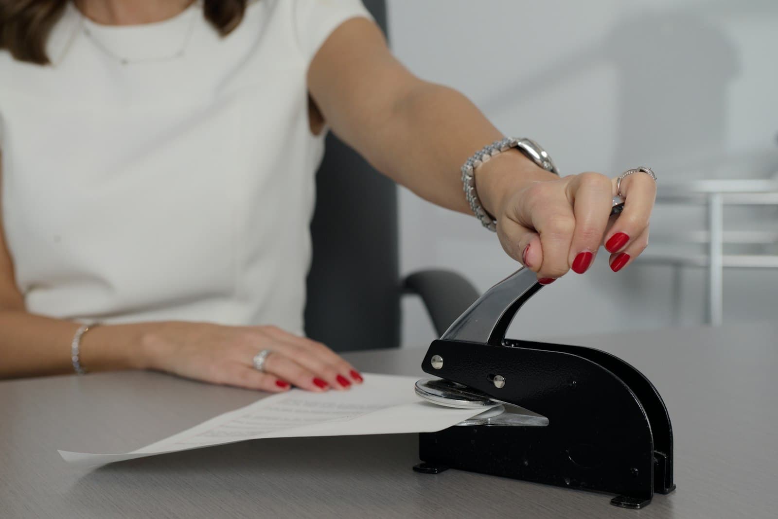 Main apposant un sceau sur un document officiel
